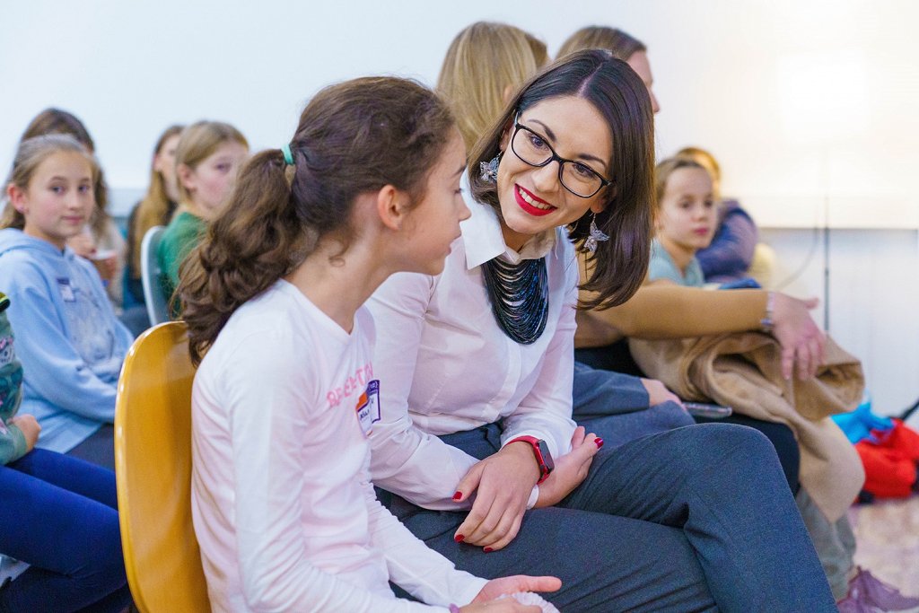 Zbrane je nagovorila in se z dekleti pogovarjala tudi ministrica za digitalno preobrazbo dr. Emilija Stojmenova Duh (foto Šimen Zupančič).jpg