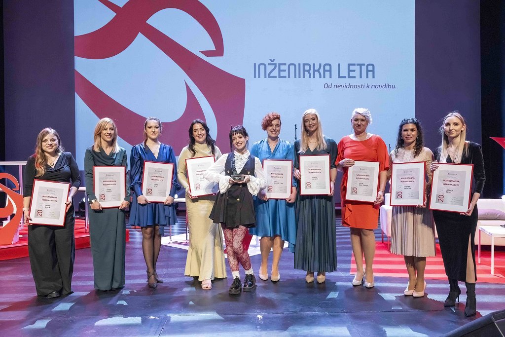 Nominiranke sedme generacije z Rebeko Kropivšek Leskovar, inženirko leta 2024, v sredini (foto Andrej Križ).jpg