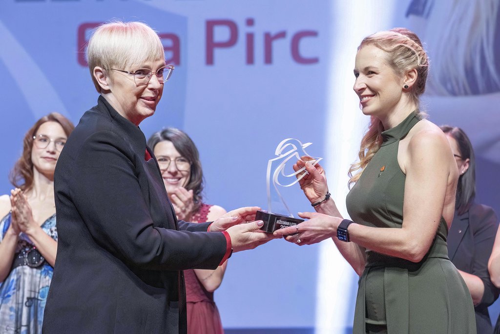 Eva Pirc, inženirka leta 2025, in predsednica RS dr. Nataša Pirc Musar.jpg